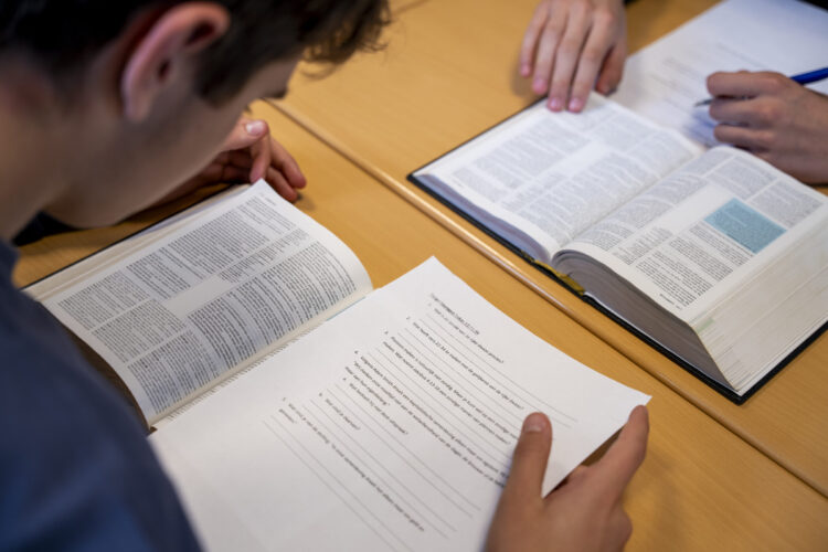 Student leest de Bijbel