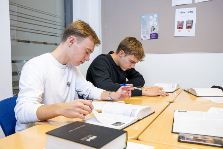 Student leest de Bijbel