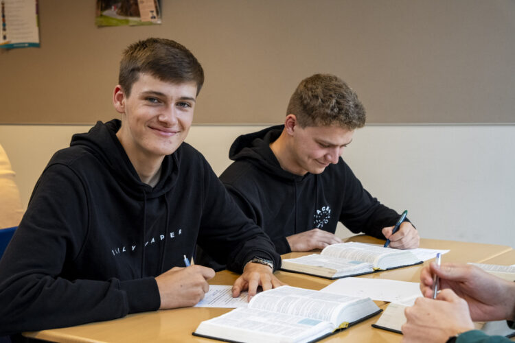 Student leest de Bijbel