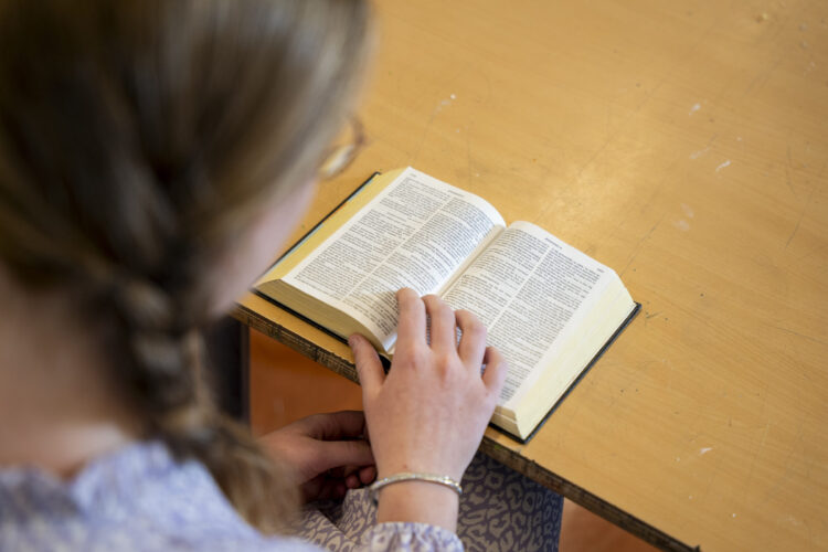 Student leest de Bijbel